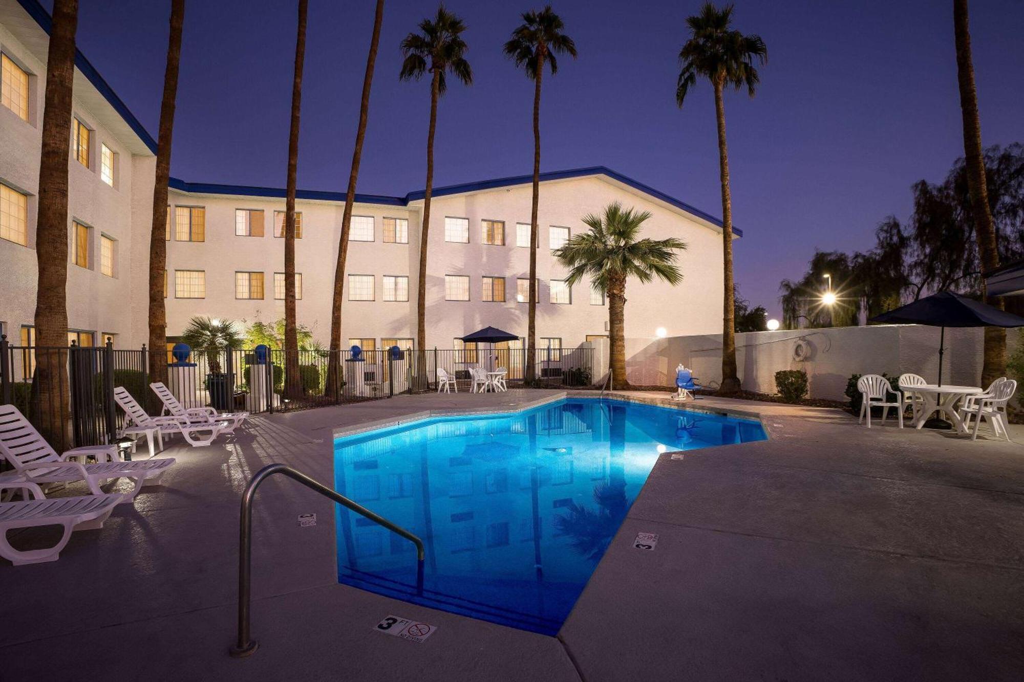 Days Inn & Suites By Wyndham Mesa Near Phoenix Ngoại thất bức ảnh