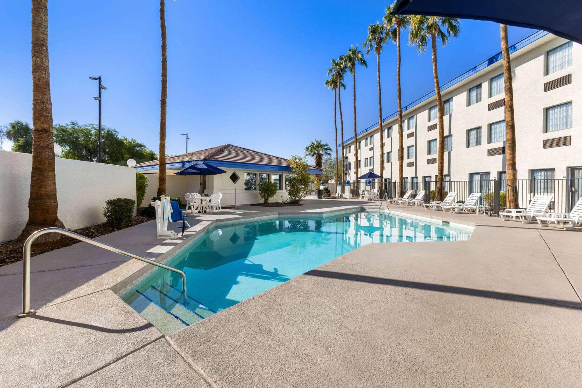 Days Inn & Suites By Wyndham Mesa Near Phoenix Ngoại thất bức ảnh